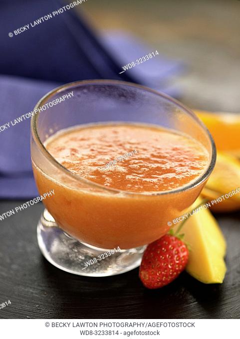 zumo de fresa, naranja y mango. / Strawberry, orange and mango juice