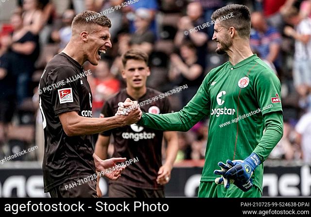 25 July 2021, Hamburg: Football: 2nd Bundesliga, FC St. Pauli - Holstein Kiel, Matchday 1. St. Pauli's Jakov Medic (l) and St