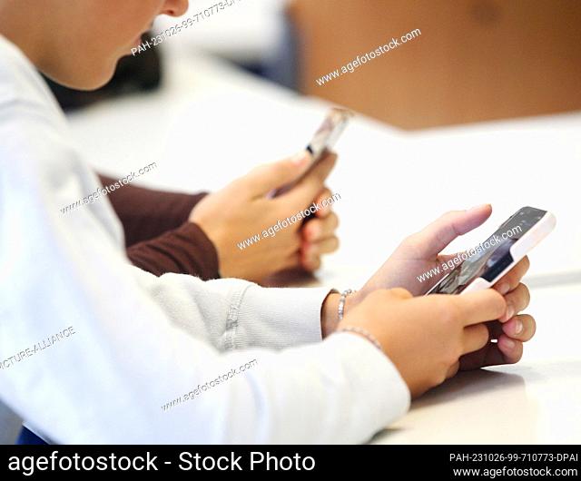 PRODUCTION - 18 October 2023, North Rhine-Westphalia, Gelsenkirchen: Students of the Bio Leistungskurs from the Max-Plank-Gymnasium use their cell phones in...