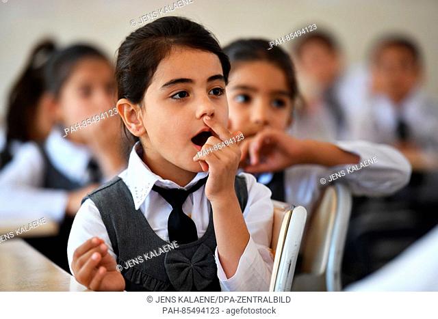 A pupil during a lesson in a Unicef-supported school in Akre, Iraq, 19 October 2016. Photo: Jens Kalaene/dpa | usage worldwide. - Akre/Kurdistan/Iraq