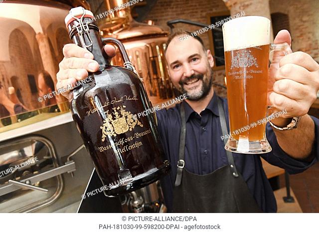 22 October 2018, Mecklenburg-Western Pomerania, Mellenthin: On the island of Usedom the small brewer and owner of the moated castle Mellenthin Jan Fidora brews...