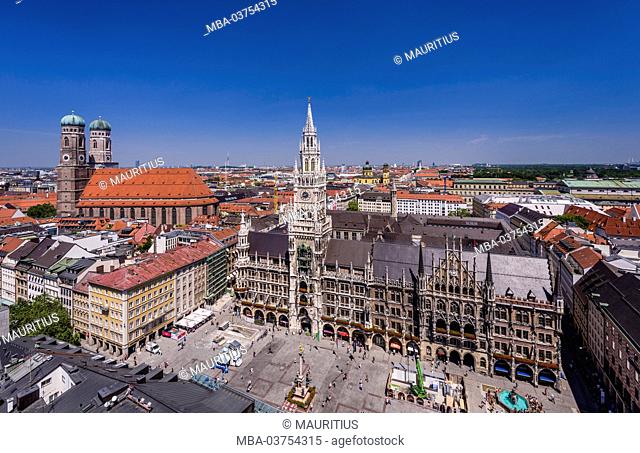 Germany, Bavaria, Upper Bavaria, Munich, Marienplatz (Mary's Square) with Frauenkirche (Church of Our Lady) and Neues Rathaus (new city hall)