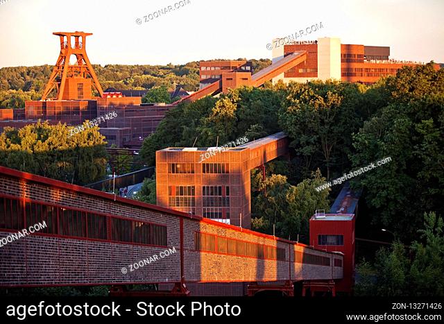 Panorama der Zeche Zollverein mit dem Foerdergeruest Schacht XII, Essen, Ruhrgebiet, Nordrhein-Westfalen, Deutschland, Europa