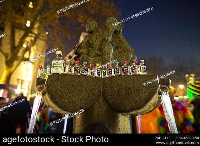 11 November 2021, North Rhine-Westphalia, Cologne: Small empty bottles of spirits are lined up on a ledge. Carnivalists party into the evening in the streets of...