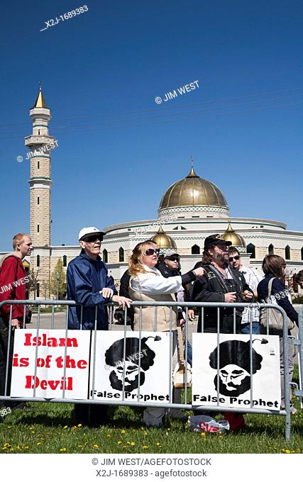 Dearborn, Michigan - Followers of Florida pastor Terry Jones during a rally against Islam in front of the Islamic Center of America
