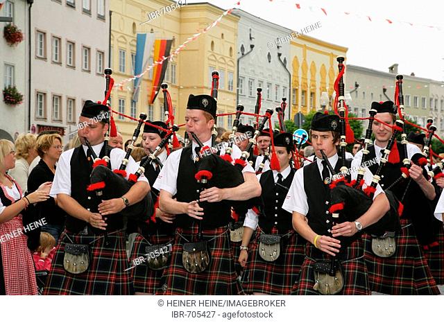 Scottish bagpipers at an international festival for traditional costume in Muehldorf am Inn, Upper Bavaria, Bavaria, Germany, Europe