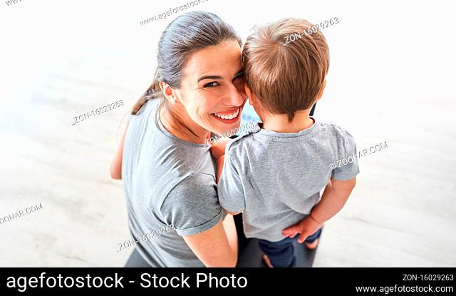 Porträt einer glücklichen Mutter mit ihrem Sohn vor dem Laptop Computer