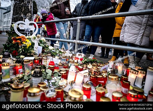 18 December 2022, Berlin: Candles and flowers lie at the vigil for the killed 15-year-old pedestrian by VCD Nordost, ADFC Berlin, Changing Cities and FUSS e