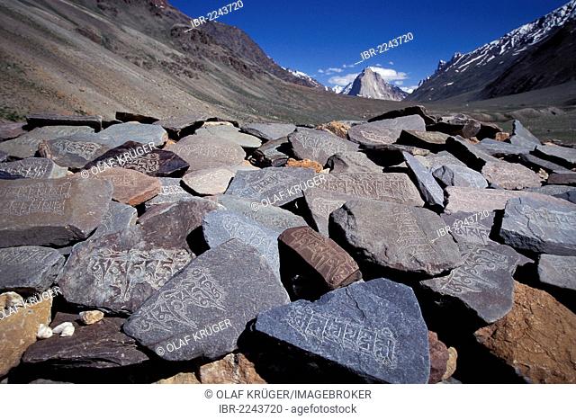 Mani stones, mani wall, Zanskar Valley near the village of Kargyak, Mt Gumbarajon at back, Zanskar, Ladakh, Indian Himalayas, Jammu and Kashmir, North India
