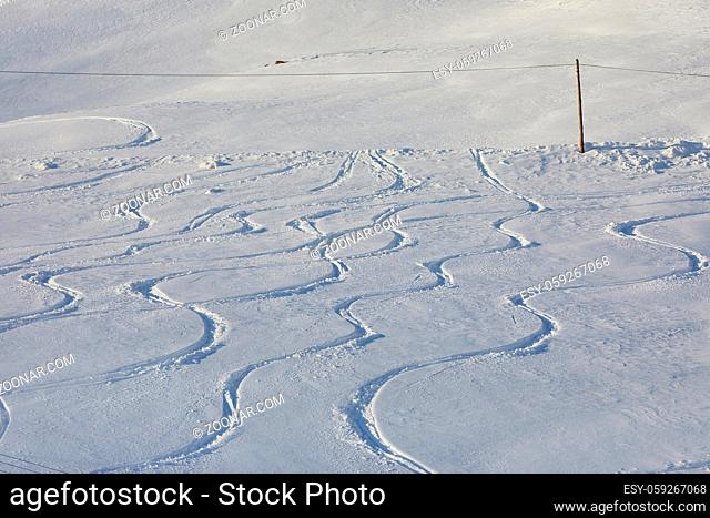 Skier' and snowboarder's curves in the snow