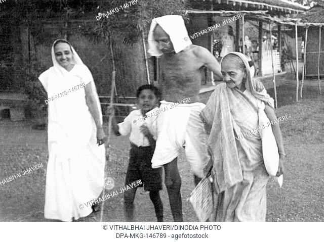 Kahandas , Mahatma Gandhi and Kasturba Gandhi at Sevagram Ashram , 1942 , India NO MR