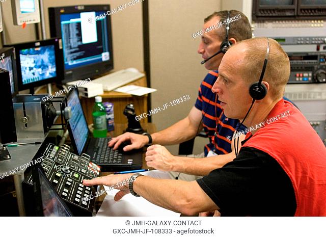Astronauts Charles O. Hobaugh (background), STS-118 pilot, and Clayton C. Anderson, Expedition 15 flight engineer, use the virtual reality lab at Johnson Space...