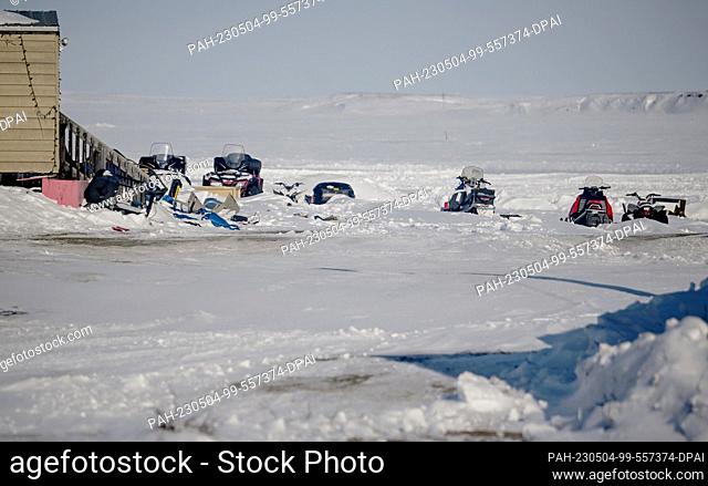 27 April 2023, Canada, Tuktoyaktuk: Snowmobile in front of a residential house in Tuktoyaktuk in the Arctic. Photo: Britta Pedersen/dpa