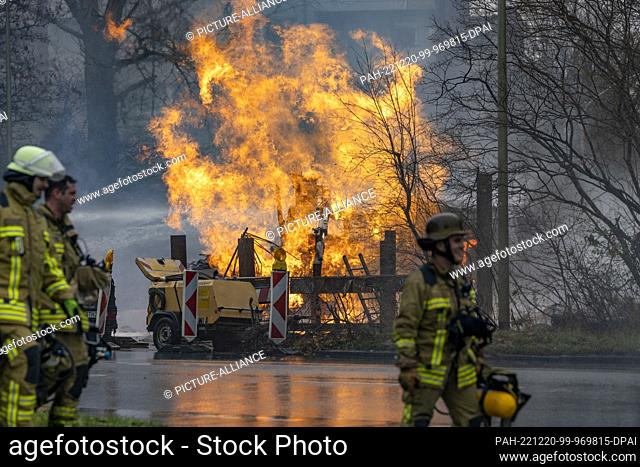20 December 2022, North Rhine-Westphalia, Duisburg: Firefighters work to extinguish a burning gas leak. The gas line had been damaged during construction work