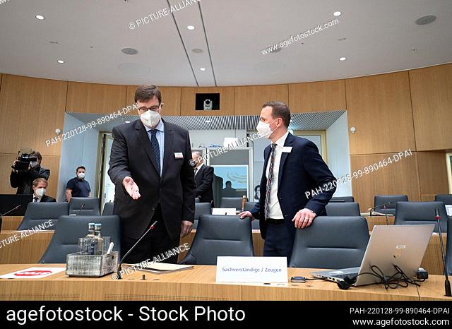 28 January 2022, Rhineland-Palatinate, Mainz: Gerhard Adrian (left, front), meteorologist and President and Chairman of the Board of the German Meteorological...