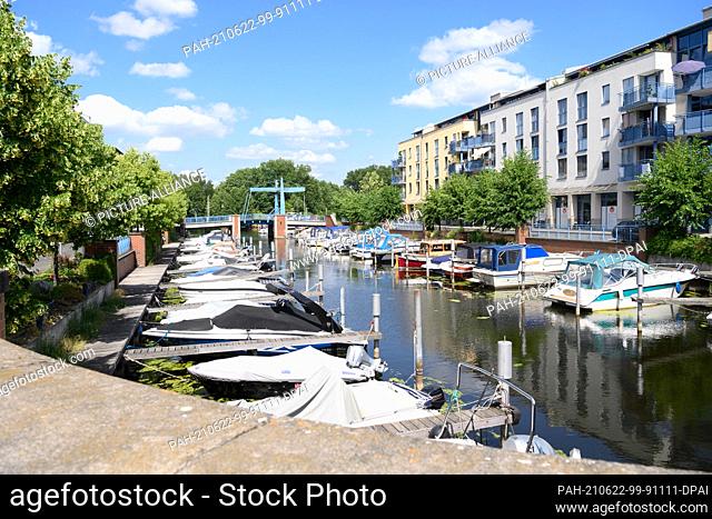 21 June 2021, Brandenburg, Hennigsdorf: Sports and leisure boats are moored in the water at the city marina. The marina on the Oder-Havel Canal is only a few...