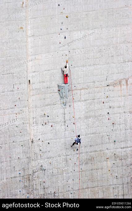 Künstliche Griffe an einer mächtigen Staumauer erfreuen begeisterte Kletterfreaks