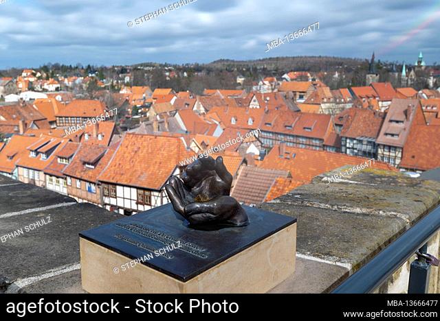 Germany, Saxony-Anhalt, Quedlinburg, monument in honor of the German Foundation for Monument Protection on the Schlossberg, historic half-timbered houses