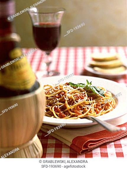 Spaghetti al pomodoro (spaghetti with tomato sauce, Italy)