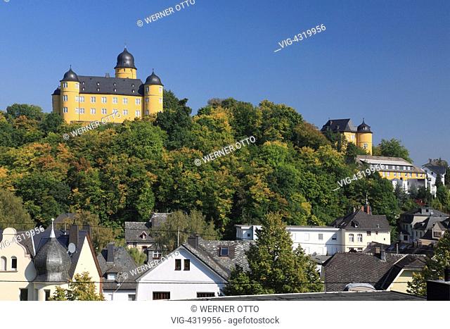 D-Montabaur, Gelbach, Gelbachtal, Naturpark Nassau, Westerwald, Rheinland-Pfalz, Schlossberg mit Schloss Montabaur, Barock, Waldlandschaft, Herbststimmung