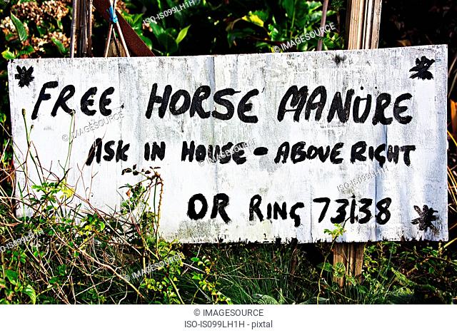 Handwritten sign advertising free horse manure