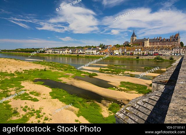 France, Loiret (45), Gien, La Loire river with low level during an hot summer, back old town and, Gien castle, viewed from old bridge also called...