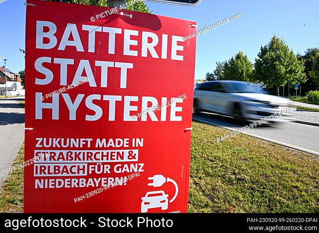PRODUCTION - 15 September 2023, Bavaria, Straßkirchen: ""Battery instead of hysteria"" is written on a poster on a street in Strasskirchen
