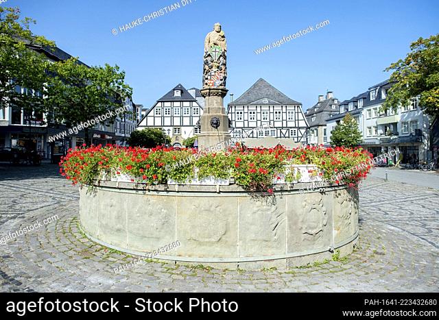 The historic fountain of Petrus on the market square in the citycenter of Brilon (Germany), 19 September 2020. - Brilon/Nordrhein-Westfalen/Deutschland