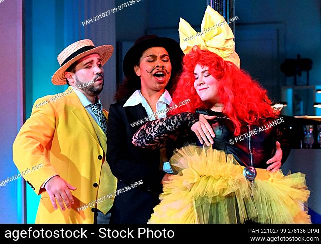 24 October 2022, Berlin: Andres Moreno Garcia (l, as Eusebio, Loto and Paco), Victoria Randem (M, as a vaudeville singer) and Emma Nikolovska (t