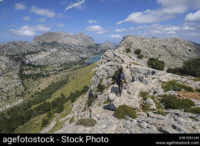 trekkers watching the Puig Major and Binimorat valley from the forefront of L'Ofre, Three Thousand Route, (Tres Mils), Fornalutx, Majorca, Balearic Islands