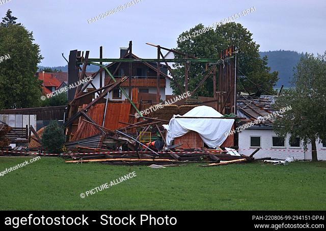 06 August 2022, Baden-Wuerttemberg, Bad Wurzach: The remains of a warehouse are located in the district of Rohr. During a storm