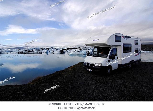 Camper van at a glacial lake, icebergs, glacier, Joekulsárlón, Iceland, Europe