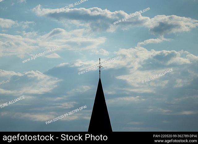 19 May 2022, Baden-Wuerttemberg, Rottweil: The Catholic Church of St. Martin in the parish of Horgen in the evening light. Photo: Silas Stein/