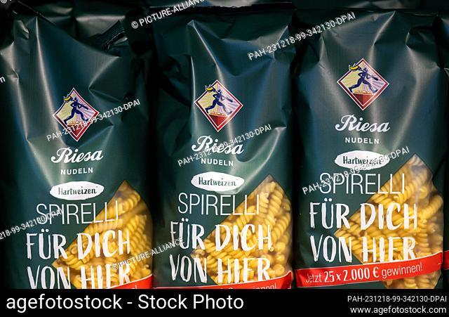 18 December 2023, Saxony, Riesa: Spirelli made from durum wheat are on the shelves in the factory outlet of Teigwaren GmbH. Photo: Robert Michael/dpa