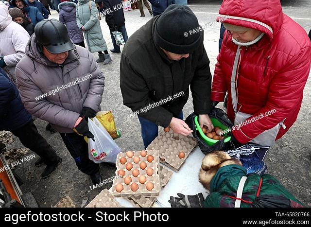 RUSSIA, BELGOROD - DECEMBER 16, 2023: People buy eggs at a fair. Pavel Kolyadin/TASS