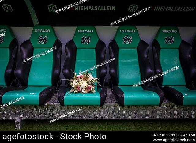 12 September 2023, Lower Saxony, Hanover: A bridal bouquet lies on a players' bench in the Heinz von Heiden Arena, the stadium of second-division soccer club...