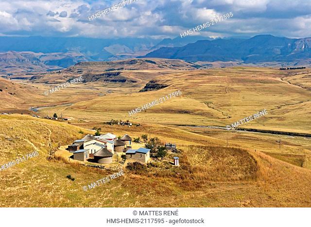 South Africa, Kwazulu Natal, Drakensberg mountains, uKhahlamba Park, listed as World Heritage by UNESCO, Cathedral Peak Valley, Zulu village