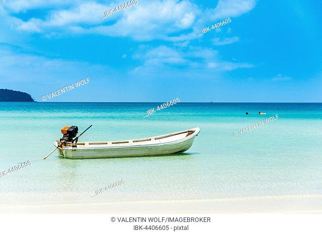 Motorboat on idyllic sandy beach, turquoise sea, Saracen Bay, Koh Rong Samloem island, Krong Preah Sihanouk, Sihanoukville, Cambodia