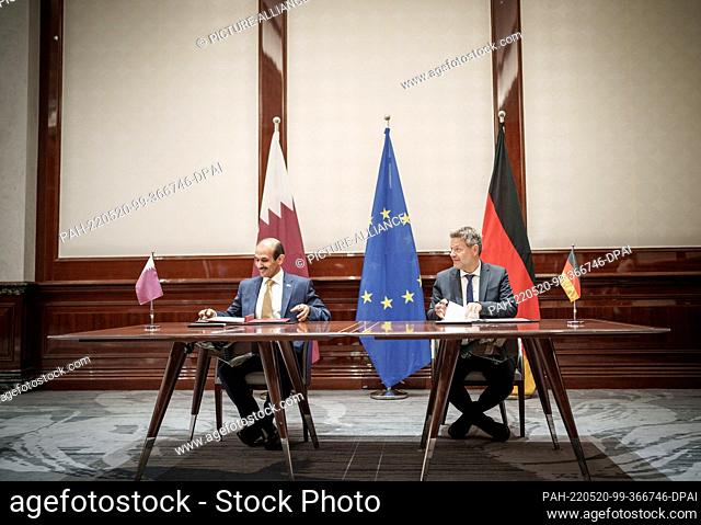 20 May 2022, Berlin: Saad Sherida Al-Kaabi, Qatar's Minister of State for Energy, sits next to Robert Habeck (Bündnis 90/Die Grünen)