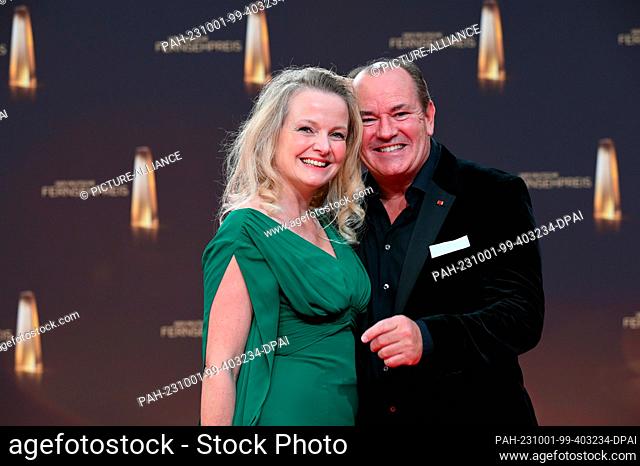 28 September 2023, North Rhine-Westphalia, Cologne: Presenter Wolfram Kons and wife Alexa Apermann arrive at the gala and award ceremony of the German...