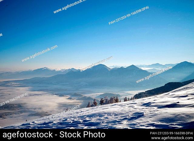03 December 2023, Bavaria, Bad Kohlgrub: Morning atmosphere on the summit of the Hinteres Hörnle (1548 meters) in the Ammergau Alps
