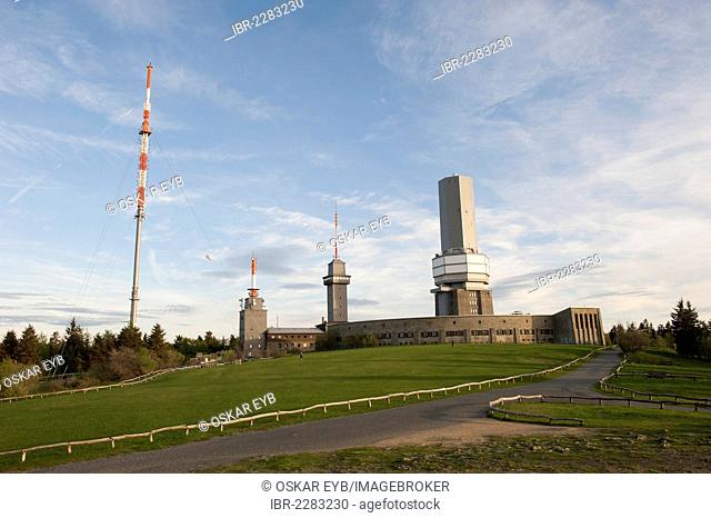 Transmission tower of Hessian Broadcasting, 116.17 metres, left, Mt Grosser Feldberg, Niederreifenberg, Hesse, Germany, Europe