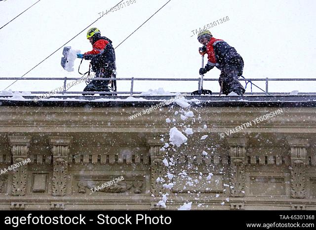 RUSSIA, ST PETERSBURG - NOVEMBER 28, 2023: Utility workers remove snow from a rooftop after a snowfall. Valentin Yegorshin/TASS