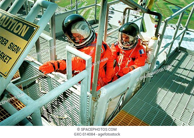 11/17/1999 --- In the slidewire basket on Launch Pad 39B, STS-103 Mission Specialist Steven L. Smith reaches for the lever that will release the basket