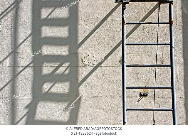 A ladder and his shadow
