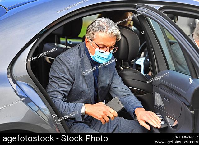 The accused Rupert Stadler gets out of a gray Mercedes S-Class sedan with a face mask and mask. Audi trial with the ex management chairman Rupert Stadler at the...