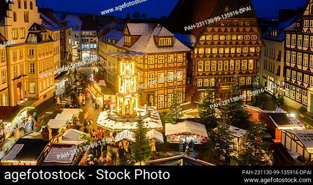 30 November 2023, Lower Saxony, Hildesheim: Stalls at the Christmas market on Hildesheim's market square. Photo: Julian Stratenschulte/dpa