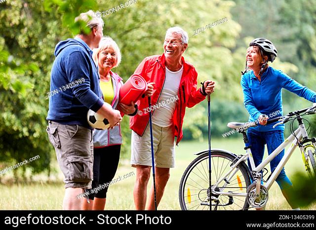 Aktive Senioren als Freunde im Ruhestand machen zusammen Fitness in der Natur