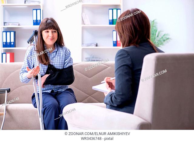 Injured woman visiting phychologist for advice