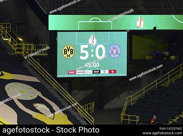 Feature, scoreboard with result after 45 minutes, half-time, Signal Iduna Park, football DFB Pokal, semi-finals, Borussia Dortmund (DO) - Holstein Kiel (KI) 5:...